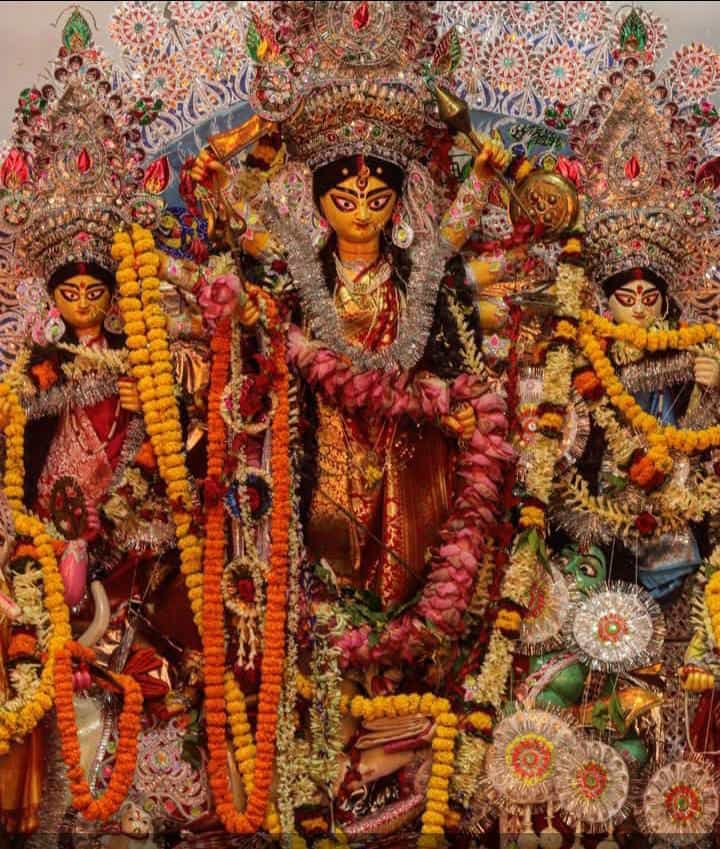 ৮। বসুমল্লিক বাড়ির বিসর্জন :  কেবল দশমী নয়, বসুমল্লিক পরিবারে সিঁদুরখেলা চলত পুজোর প্রত্যেকদিনই। দেবী চণ্ডীর মেটে সিঁদুর ও দেবী দুর্গার লাল সিঁদুরকে মিশিয়ে ব্যবহার করা হত সিঁদুরখেলায়। জানা যায়, বিসর্জনের আগে খুলে নেওয়া হয় দেবীর বেনারসি। তা যত্ন করে রেখে দেওয়া হয় বাড়ির নতুন বউয়ের জন্য। সেই বেনারসিতেই তাঁকে সাজানো হয় বউভাতে। পাশাপাশি পুজোর দিনগুলিতে নিরামিষ খাওয়া-দাওয়ার আয়োজন হয় এখানে। তবে নিরঞ্জনের পরই খাওয়া হয় পাঁঠার মাংস। 