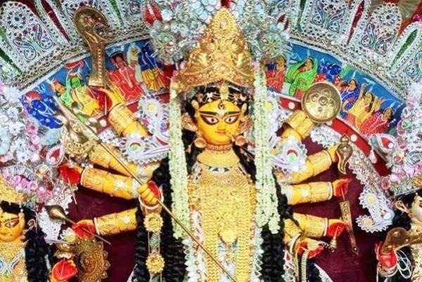  যেমন দক্ষিণ গড়িয়ার বন্দ্যোপাধ্যায় বাড়ির পুজোকেই দেখুন, দেবী দুর্গা এবং তাঁর বাহন ও অসুর-সহ বরণ করা হয় তাঁর তিন সন্তানকে। একমাত্র ব্রাত্য লক্ষ্মী! 