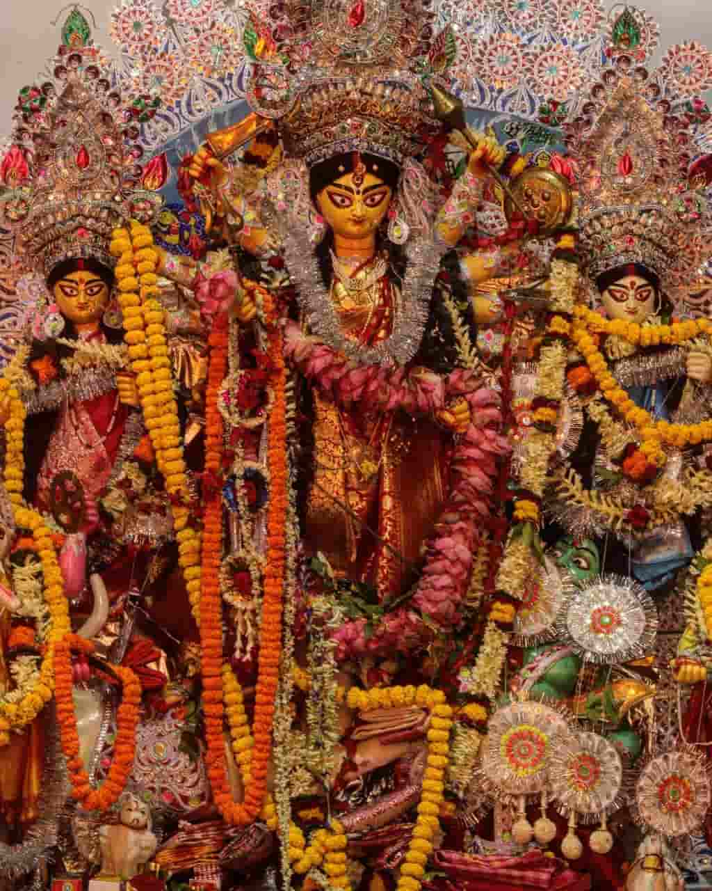  আবার অন্য দিকে পটলডাঙার বসুমল্লিক বাড়ির পুজোর সবকটি দিনই বাড়িতে নিরামিষ। কেবল নিরঞ্জনের পর খাওয়া হয় পাঁঠার মাংস।  