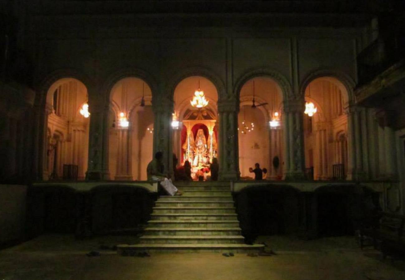  প্রতিমা বরণ ও বিসর্জনের ক্ষেত্রে দর্জিপাড়ার মিত্র বাড়িও কিন্তু একেবারে আলাদা। 