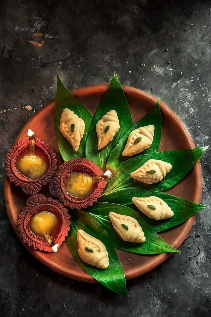 এমনকী দেবীর বরণের উপাচারের মধ্যেও থাকে হরেক রকম পান এবং মিষ্টি। 