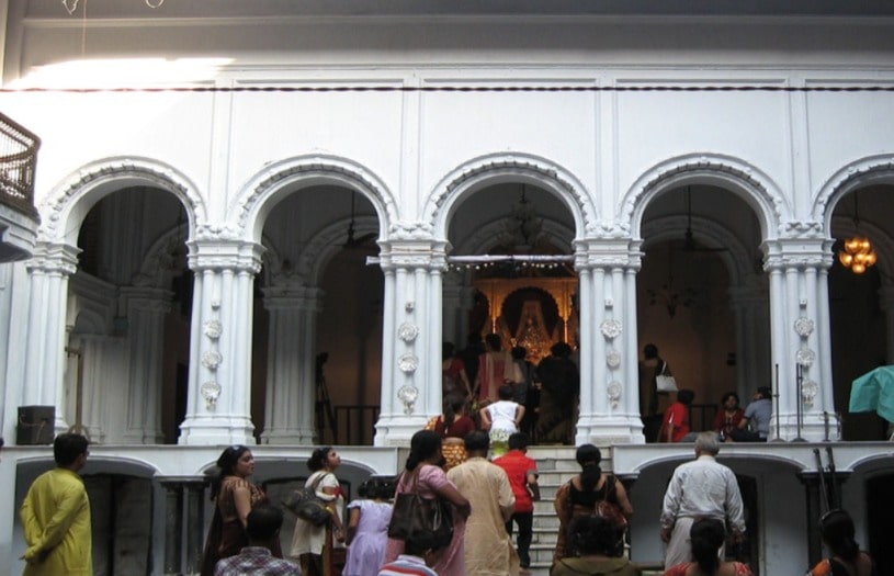  তারপর সিংহাসনে বসে চলে দেবীর কাছে প্রার্থনা