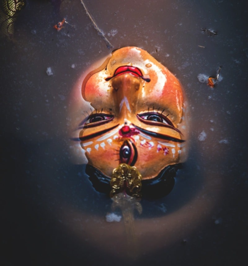  মিত্র বাড়ির সকলে দেবীকে জানান দেন, তাঁর ভিতরের ঐশ্বরিক শক্তি যেন তাঁদের মধ্যেও অনুরণিত করে দিয়ে যান।   (‘আনন্দ উৎসব ২০২৫’-এর সাফল্যের নেপথ্যে রয়েছেন একাধিক সহযোগী। প্রেজ়েন্টিং পার্টনার ‘মারুতি সুজ়ুকি অ্যারেনা’। অন্যান্য সহযোগীরা হলেন ওয়েডিং পার্টনার ‘এবিপি ওয়ানস্টপ ওয়েডিং’, ফ্যাশন পার্টনার ‘কসমো বাজ়ার’, নলেজ পার্টনার ‘টেকনো ইন্ডিয়া ইউনিভার্সিটি’, ব্যাঙ্কিং পার্টনার ‘ইউনিয়ন ব্যাঙ্ক অফ ইন্ডিয়া’, কমফোর্ট পার্টনার ‘কার্লন’।) (এই প্রতিবেদনটি ‘আনন্দ উৎসব’ ফিচারের একটি অংশ।) 