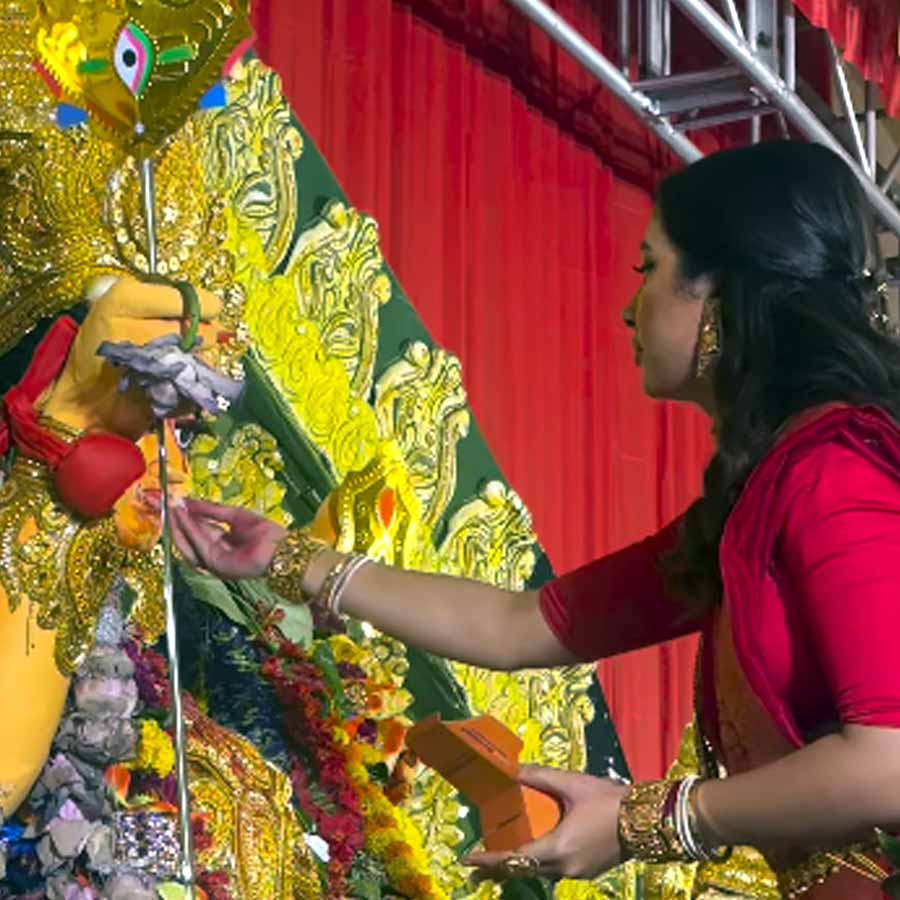 মায়ের বরণে ব্যস্ত শুভশ্রী। 