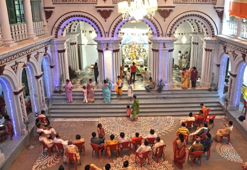 যেন এক একটি বাড়িকে ঘিরে লুকিয়ে এক এক রকম গল্প। দুর্গাপুজোর নিয়মেও যেমন রয়েছে অভিনবত্বের ছোঁয়া, তেমনই বিসর্জনের সময়তেও পালন করা হয় আজব সব নিয়ম! 