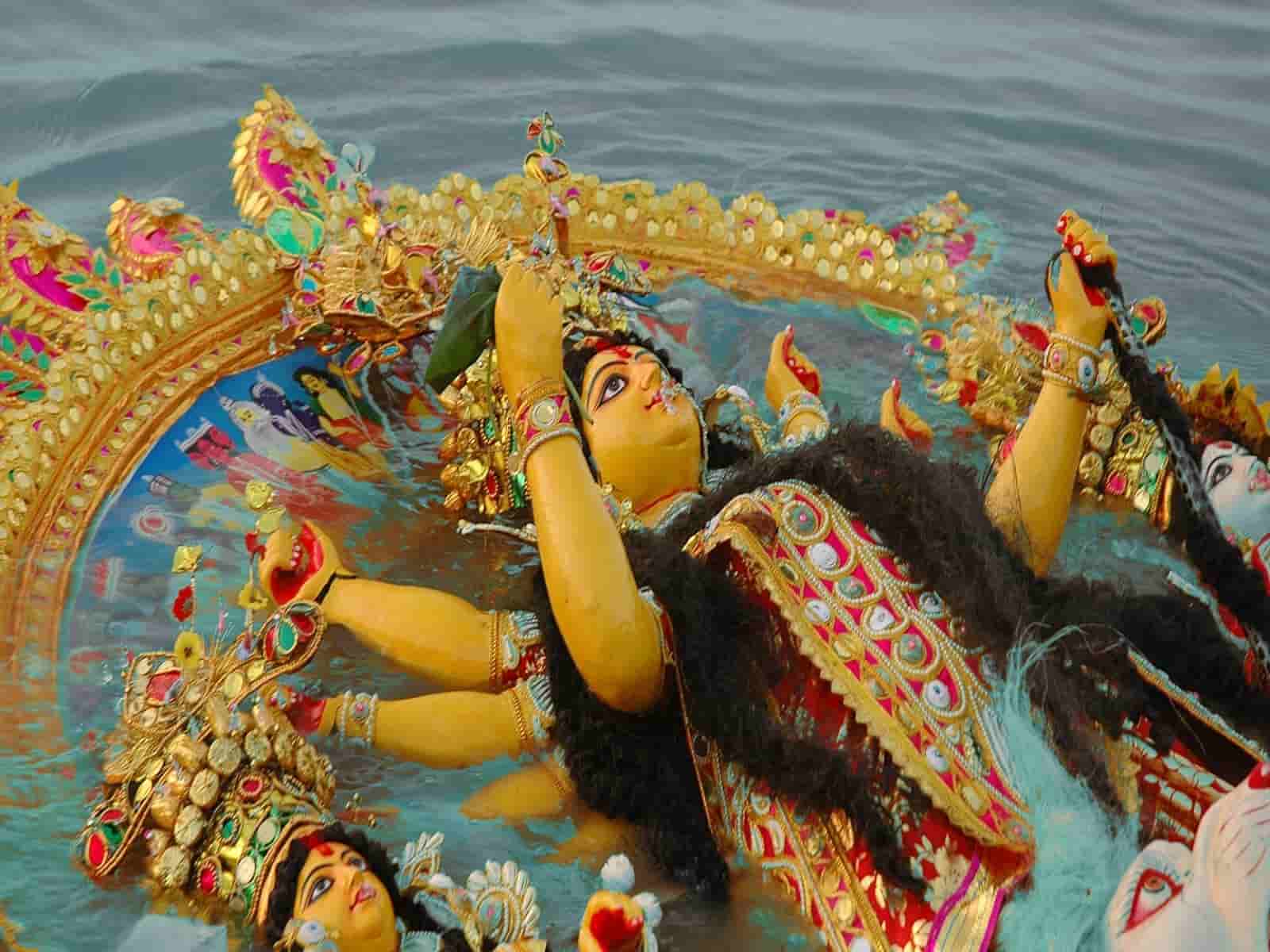  বিসর্জনের আগে এখানে যে নিয়মগুলি মানা হয়, তা সচারচর নজিরবিহীনই বলা চলে। 