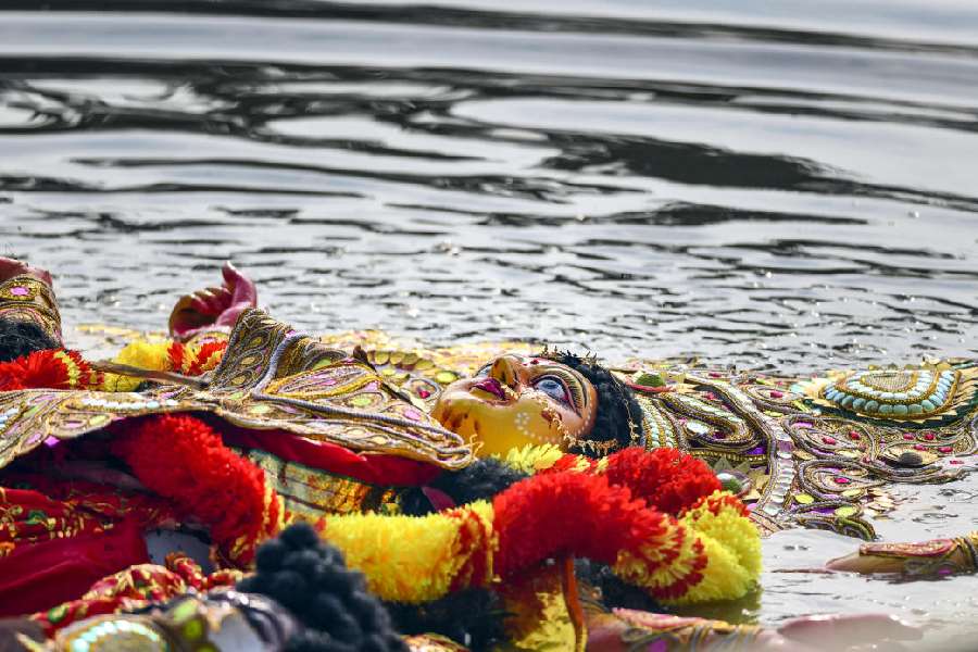  এই বাড়িতে দেবী দুর্গাকে বিদায় জানানোর আগে থাকে দোলা বিসর্জন। 