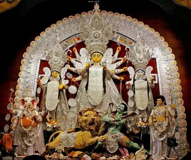 সম্পূর্ণ ডাকের সাজের প্রতিমা। পুজোর পাঁচ দিন থাকে বিশেষ ভোগের আয়োজন।  