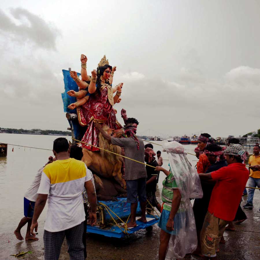 Preparations underway to immersion of idols from Kolkata's ghats on Vijay dashami amid natural disasters dgtl