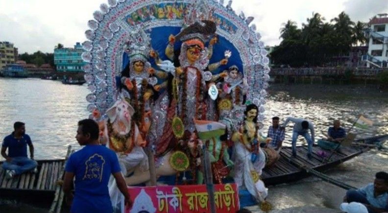 বেদনার হলেও বছরভর এই দিনটির জন্যই যেন দুই দেশের মানুষ একসঙ্গে ইছামতী নদীর দিকে তাকিয়ে থাকেন। মনের এই মিলই ইছামতীর ভাসানের মূল আকর্ষণ!