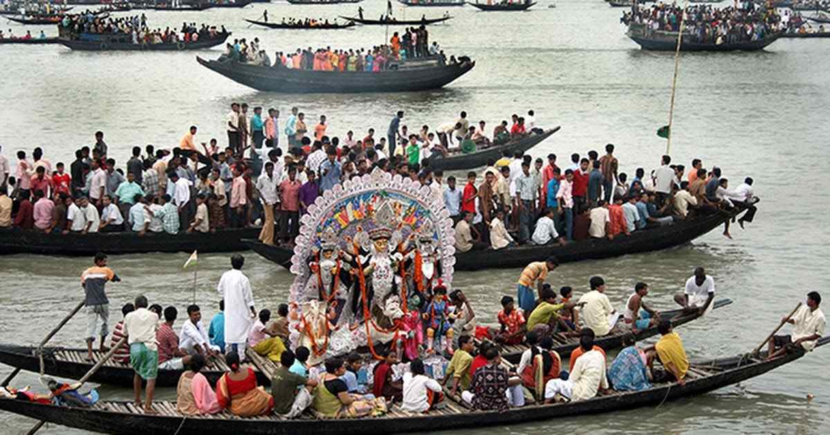 যে ভাবে প্রতিমা নিরঞ্জন হয়, তা দেখলে মনে হয় যেন নদীবক্ষে কোনও কার্নিভ্যাল চলছে! নদীতে প্রতিমা বিসর্জনের এমন 'শোভাযাত্রা' সত্যিই বিরল!