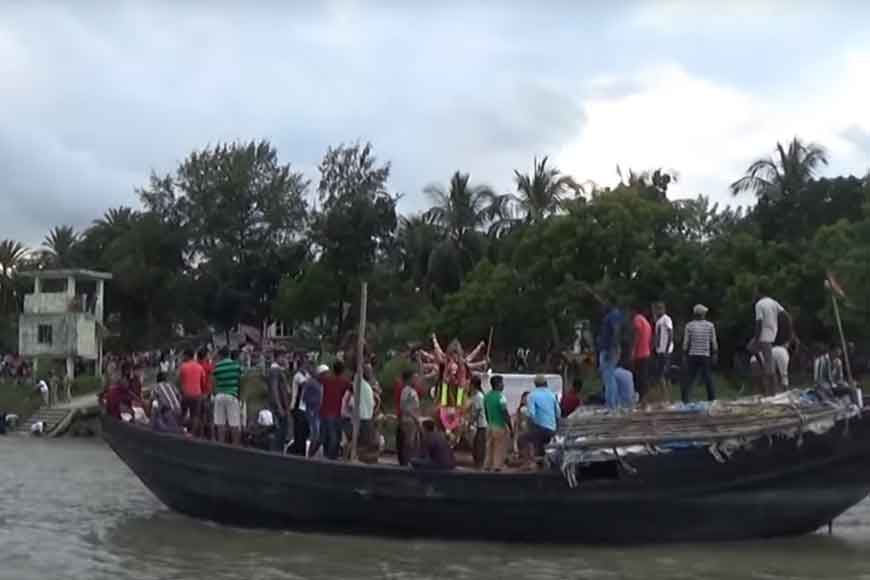 এক সময়ে বেলা গড়িয়ে সন্ধে নামে। নদীর জলে ভাসতে থাকা নৌকা আর সন্ধ্যার আলো মিলেমিশে এক মায়াবী পরিবেশ সৃষ্টি করে ইছামতীতে।