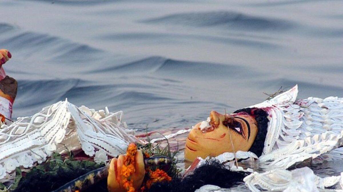 বিসর্জনের শেষে অনেক সময়ে দেখা যায়, নৌকোতেই কেউ কেউ একে অপরকে বিজয়ার মিষ্টিমুখ করাচ্ছেন! যা এই পরিবেশকে আরও হৃদয়গ্রাহী করে তোলে।