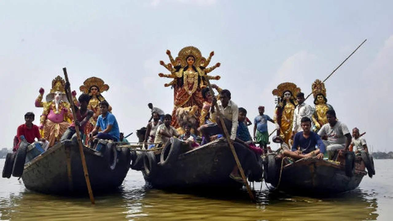 ভাসান শেষ হলে ইছামতীর জলও শান্ত হয়। দুই পাড়ে, দুই দেশের মানুষের মধ্যেই শুরু হয় ফের একটা বছরের অপেক্ষা! আরও একটা বিজয়ার দিকে তাকিয়ে সবাই বলে, আসছে বছর আবার হবে! ( ‘আনন্দ উৎসব ২০২৫’-এর সাফল্যের নেপথ্যে রয়েছেন একাধিক সহযোগী। প্রেজ়েন্টিং পার্টনার ‘মারুতি সুজ়ুকি অ্যারেনা’। অন্যান্য সহযোগীরা হলেন ওয়েডিং পার্টনার ‘এবিপি ওয়ানস্টপ ওয়েডিং’, ফ্যাশন পার্টনার ‘কসমো বাজ়ার’, নলেজ পার্টনার ‘টেকনো ইন্ডিয়া ইউনিভার্সিটি’, ব্যাঙ্কিং পার্টনার ‘ইউনিয়ন ব্যাঙ্ক অফ ইন্ডিয়া’, কমফোর্ট পার্টনার ‘কার্লন’)।  (এই প্রতিবেদনটি ‘আনন্দ উৎসব’ ফিচারের একটি অংশ)।