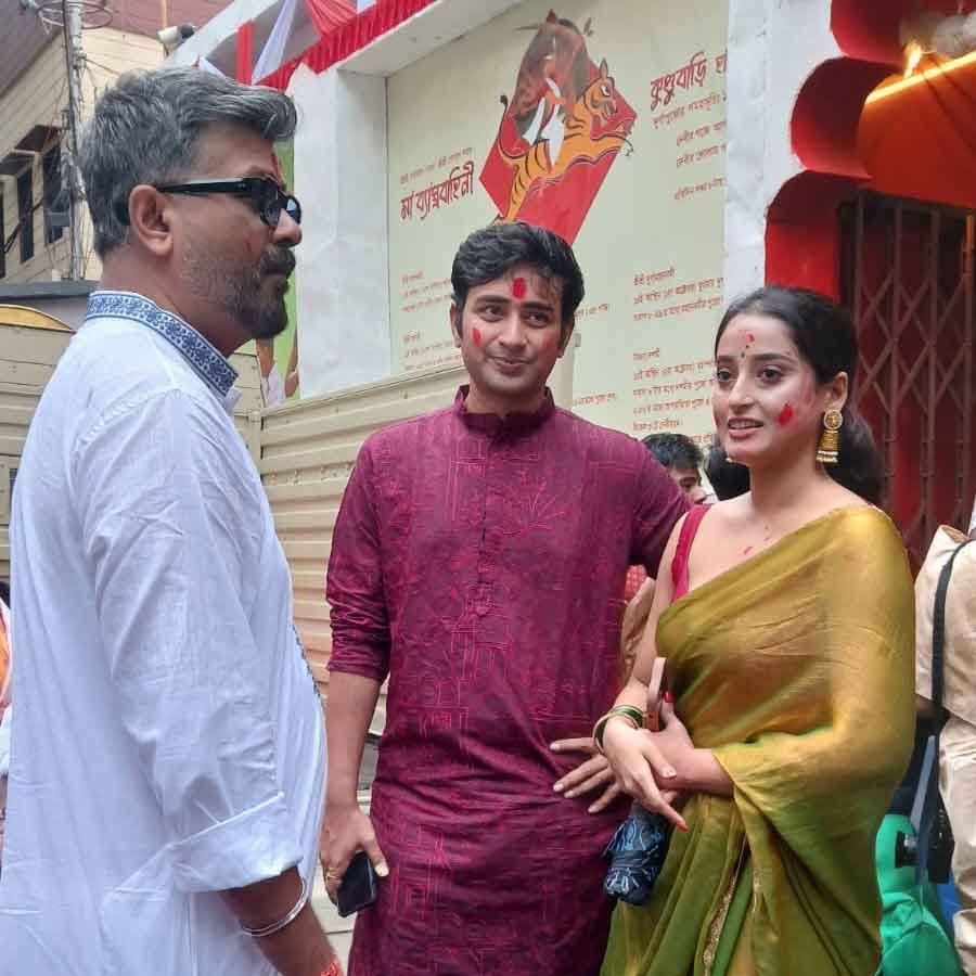 প্রেমিক রাহুল দেব বসুর সঙ্গে কুন্ডুদের পুজোয় দেবাদৃতা বসু।