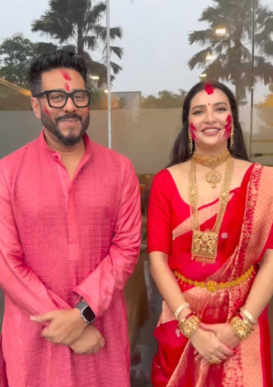  প্রতি বছরের মতো নিজের আবাসনে সিঁদুর খেলায় মাতলেন রাজ চক্রবর্তী ও শুভশ্রী গঙ্গোপাধ্যায়। লাল শাড়ির সঙ্গে সিঁদুরের ছোঁয়া, অপরূপা রাঘ-ঘরনি।