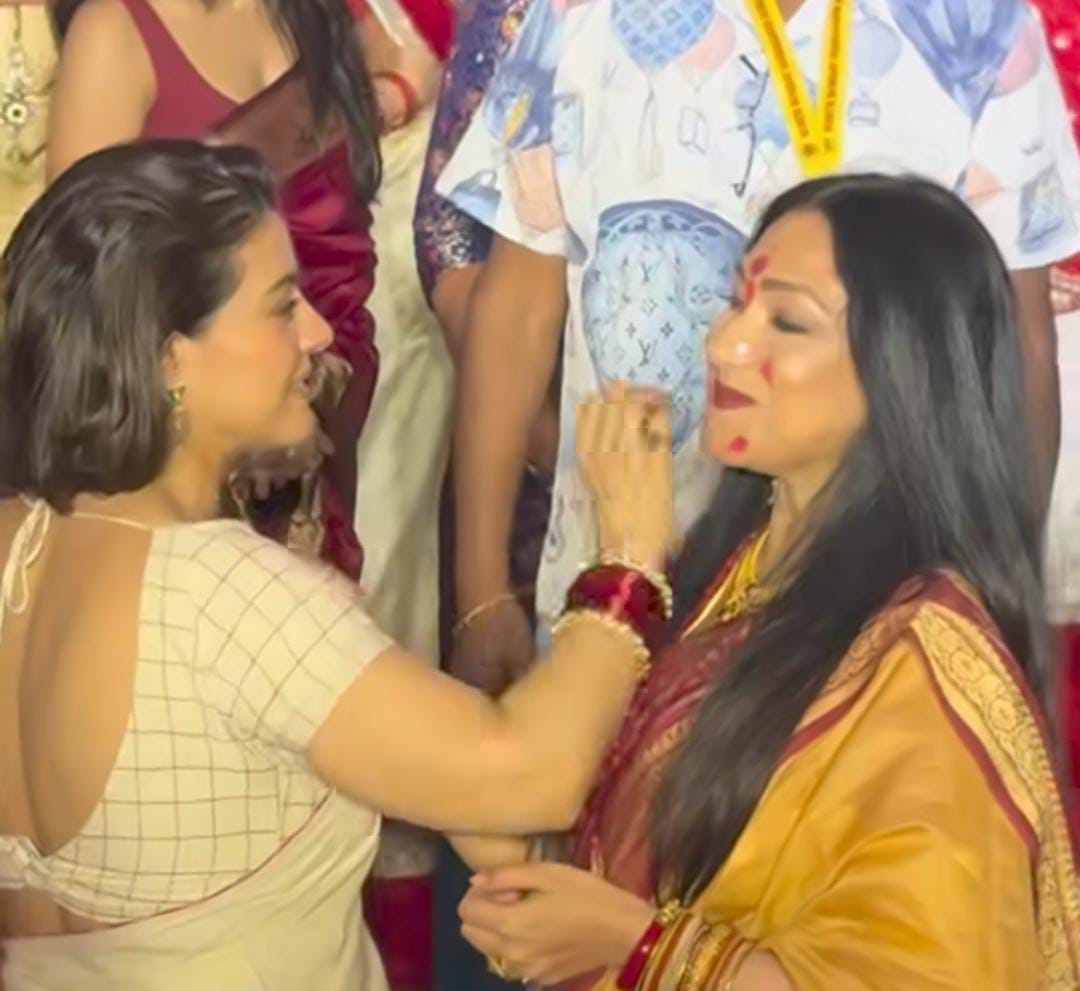 দশমীতে নিজের শহরে নেই ঋতুপর্ণা সেনগুপ্ত। মুম্বইতে মুখোপাধ্যায় পরিবারের দুর্গাপুজোতেই মাতলেন তিনি। রানি মুখোপাধ্যায় ও কাজলদের সঙ্গে খেললেন সিঁদুরখেলা।  