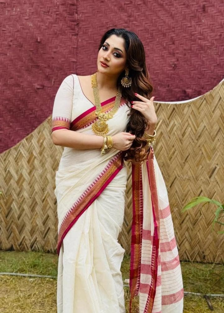  এ দিন সাদা শাড়িতে নজর কাড়লেন বাংলাদেশি তারকা পূজা চেরি-ও। 