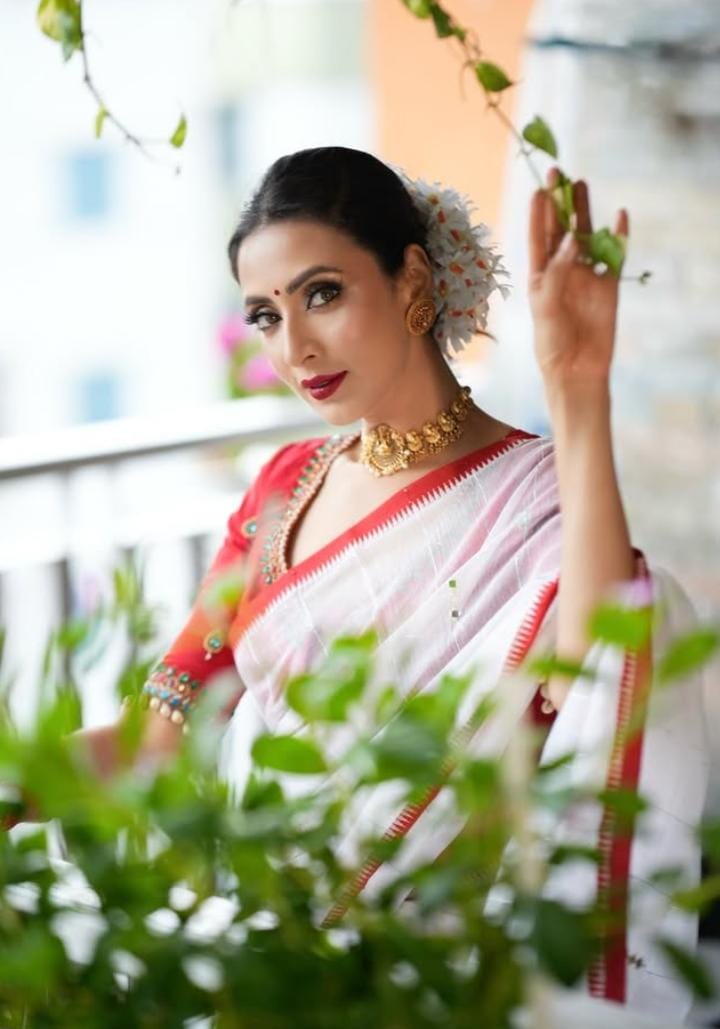  বিজয় দশমীর শুভেচ্ছা এল আরও ও পার বাংলার নায়িকার কাছ থেকে। তিনি বিদ্যা সিন্‌হা মিম। পরনে লাল পাড় সাদা শাড়িতে অপরূপা বঙ্গতনয়া। 