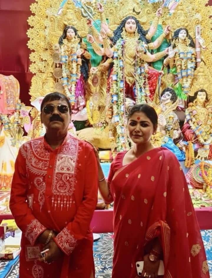 বাবার সঙ্গে বিজয়া দশমীর শুভেচ্ছা পাঠালেন অভিনেত্রী তথা রাজনীতিক সায়নী ঘোষ। 