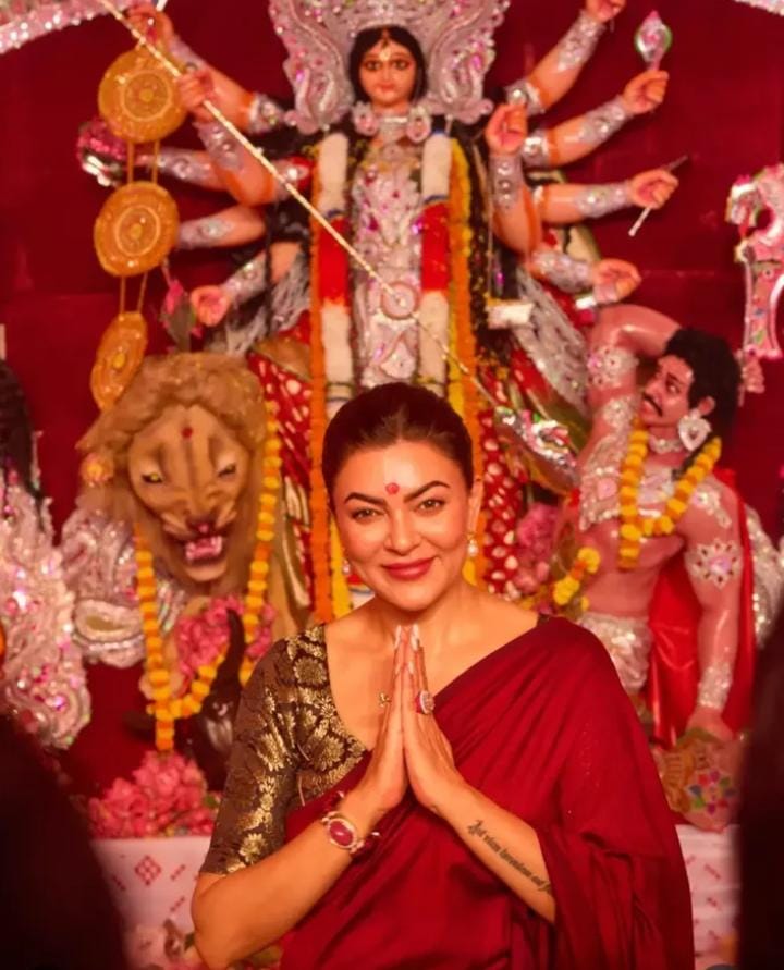 লাল শাড়িতে বঙ্গকন্যা সুস্মিতা সেনের থেকেও যেন চোখ ফেরানো দায়। 