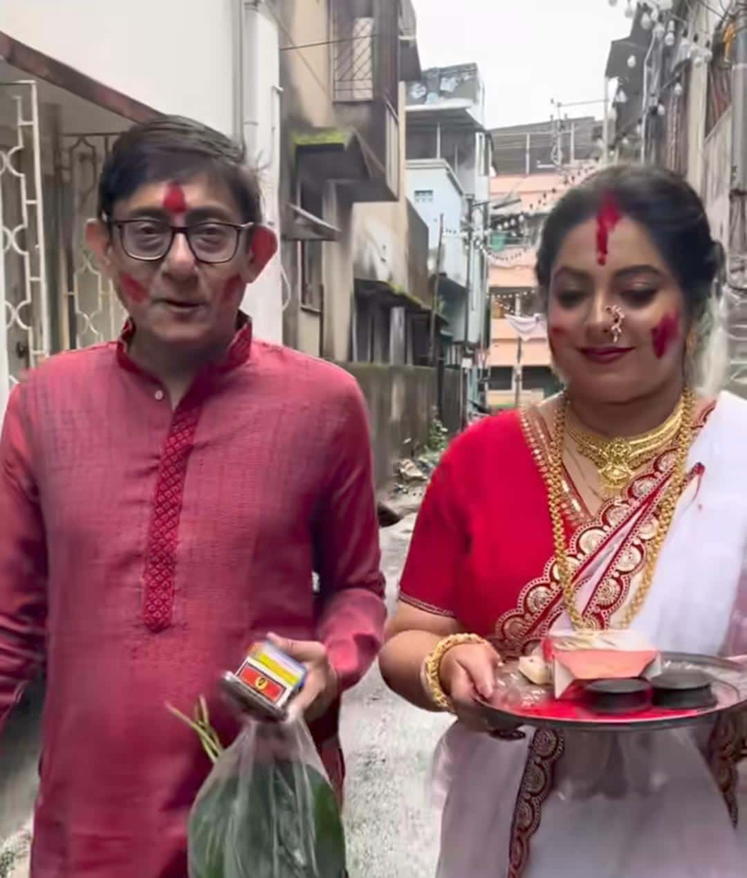 সাদা শাড়ি পরে দশমীতে কাঞ্চন মল্লিকের সঙ্গে সিঁদুর খেলতে এলেন শ্রীময়ী চট্টরাজ।  ( ‘আনন্দ উৎসব ২০২৫’-এর সাফল্যের নেপথ্যে রয়েছেন একাধিক সহযোগী। প্রেজ়েন্টিং পার্টনার ‘মারুতি সুজ়ুকি অ্যারেনা’। অন্যান্য সহযোগীরা হলেন ওয়েডিং পার্টনার ‘এবিপি ওয়ানস্টপ ওয়েডিং’, ফ্যাশন পার্টনার ‘কসমো বাজ়ার’, নলেজ পার্টনার ‘টেকনো ইন্ডিয়া ইউনিভার্সিটি’, ব্যাঙ্কিং পার্টনার ‘ইউনিয়ন ব্যাঙ্ক অফ ইন্ডিয়া’, কমফোর্ট পার্টনার ‘কার্লন’)। (এই প্রতিবেদনটি ‘আনন্দ উৎসব’ ফিচারের একটি অংশ)।