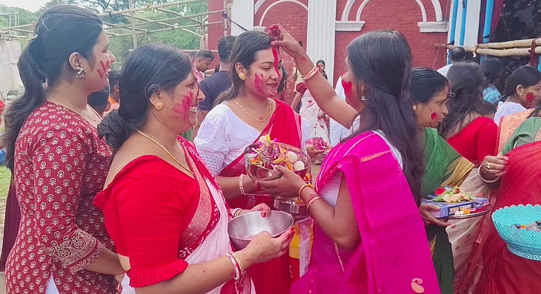 শোভাবাজার রাজবাড়ি: প্রত্যেক বছরই শারদীয়া শেষে দশমীতে এই বাড়ির ঠাকুরদালানে সিঁদুর খেলার চেনা ছবি ধরা পড়ে। এ বারও যার ব্যতিক্রম হয়নি। পরিবারের মহিলারা মায়ের চরণে সিঁদুর ছুঁইয়ে একে অপরের সিঁথি রাঙিয়ে দেন। প্রায় ২৫০ বছরের পুরনো এই ঐতিহ্য আজও নিখাদ। 