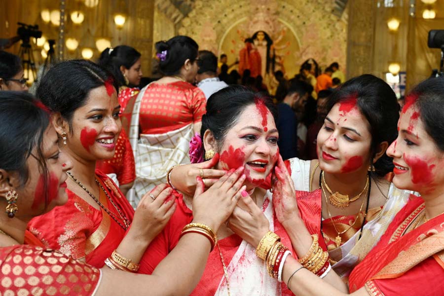 জোড়াসাঁকোর দাঁ বাড়ি: উত্তর কলকাতার আরও এক বনেদি বাড়ি হল - জোড়াসাঁকোর শিবকৃষ্ণ দাঁ-এর বাড়ি। এখানেও আজই প্রতিমার বিসর্জন ও তার আগে সিঁদুর খেলা হয়। বিশ্বাস করা হয়, দেবী দুর্গা মর্ত্যে এসে প্রথম এই বাড়িতেই সোনার গয়না পরে নিজেকে সাজিয়ে তোলেন!