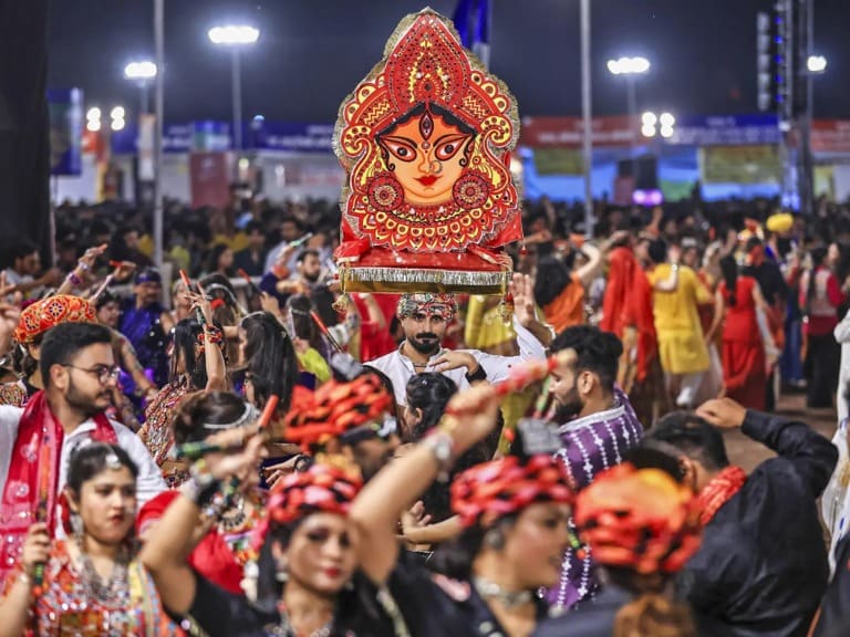 কার্নিভালের দৌলতে আর বাদ পড়বে না কোনও প্রতিমা দর্শন। 