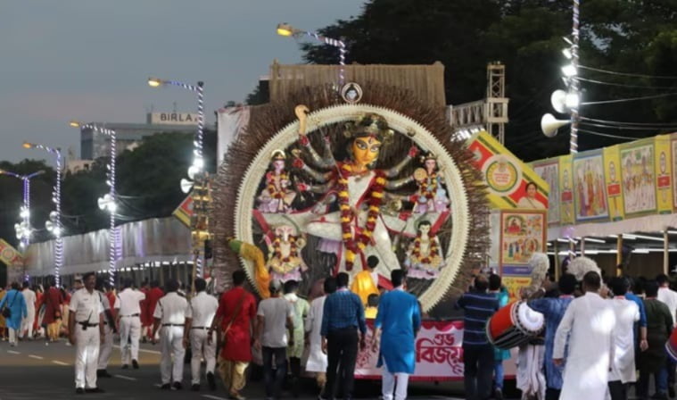  প্রতি বছরই রেড রোডে আয়োজন করা হয় প্রতিমা বিসর্জনের অনুষ্ঠান। 