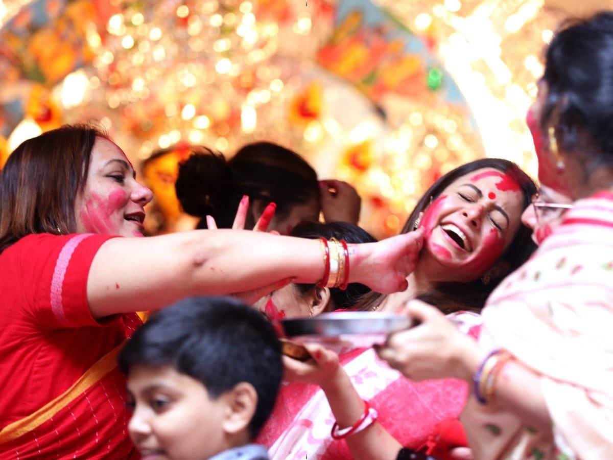 ভবানীপুরের মল্লিক বাড়ি: ১০১ বছরের পুরনো এই পুজো কলকাতার বনেদি বাড়ির দুর্গোৎসবগুলির মধ্যে অন্যতম। আজ এই বাড়িতেও সিঁদুর খেলা হয়। ছিলেন অভিনেত্রী কোয়েল মল্লিক-সহ পরিবারের অন্য সদস্যরা। 