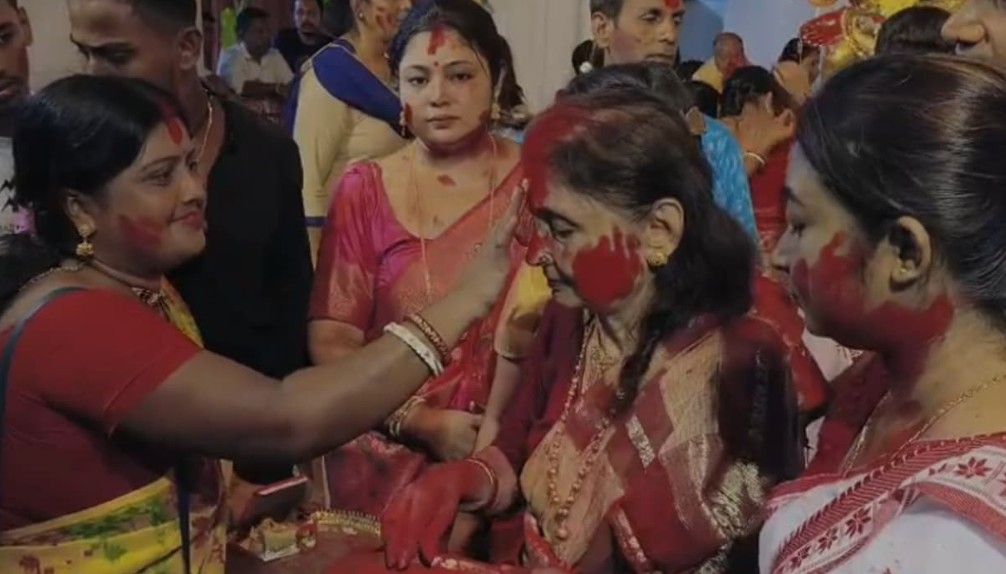 কৃষ্ণনগর রাজবাড়ি: বহু ইতিহাসের সাক্ষী নদিয়ার কৃষ্ণনগর রাজবাড়ি। এখানে দেবী দুর্গা পূজিতা হন রাজরাজেশ্বরী রূপে। আজ এই বাড়িতেও সিঁদুর খেলা হয়। আমজনতার সঙ্গে মিলেমিশে তাতে যোগ দেন রাজ পরিবারের সদস্যরাও। 