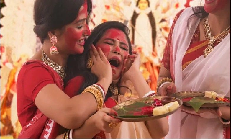 কাশিমবাজার রাজবাড়ি: মুর্শিদাবাদের প্রখ্যাত কাশিমবাজার রাজবাড়িতে দশভূজার আরাধনা করা হয় যাবতীয় প্রাচীন নিয়ম মেনে। সেই অনুসারেই আজ এখানে সিঁদুর খেলা হয়। 