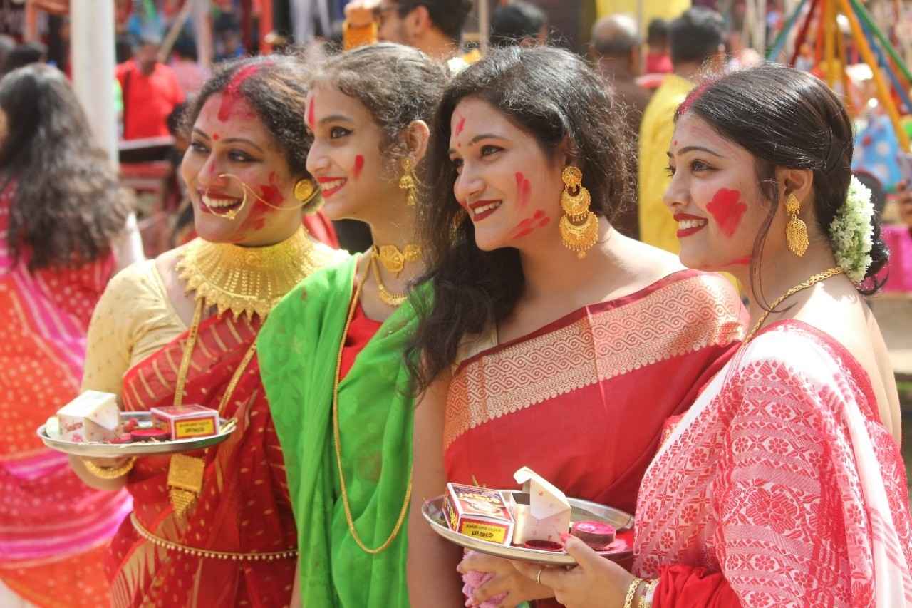 বালুরঘাট নিউ টাউন ক্লাব: দক্ষিণ দিনাজপুরের এই বারোয়ারি পুজোয় প্রতিমাকে সিঁদুর দান করতে এ দিন সকাল থেকেই মহিলাদের লম্বা লাইন চোখে পড়ে। 