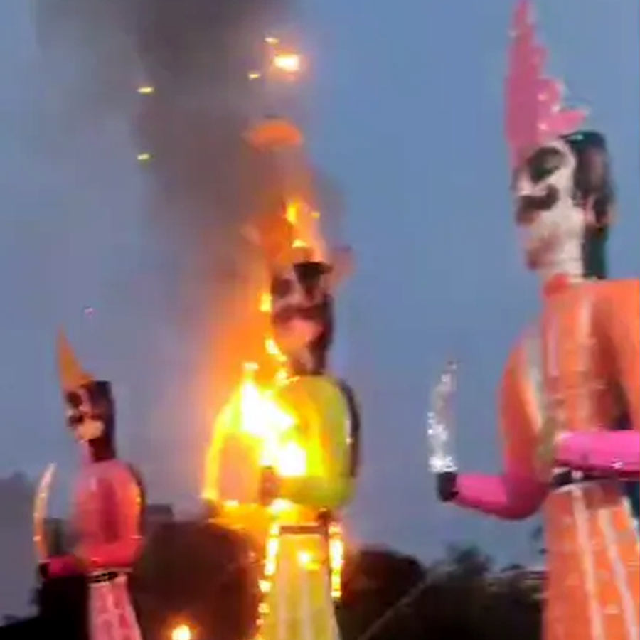 Drunk men set Ravan effigy on fire in Bhopal dgtl
