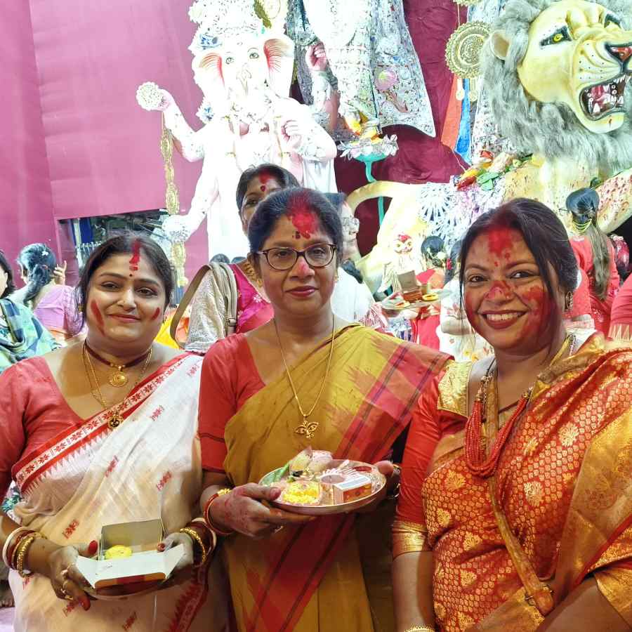 বাগবাজার সর্বজনীনে সিঁদুরখেলায় মাতলেন রাজ্যের মন্ত্রী শশী পাঁজা (মাঝে)।