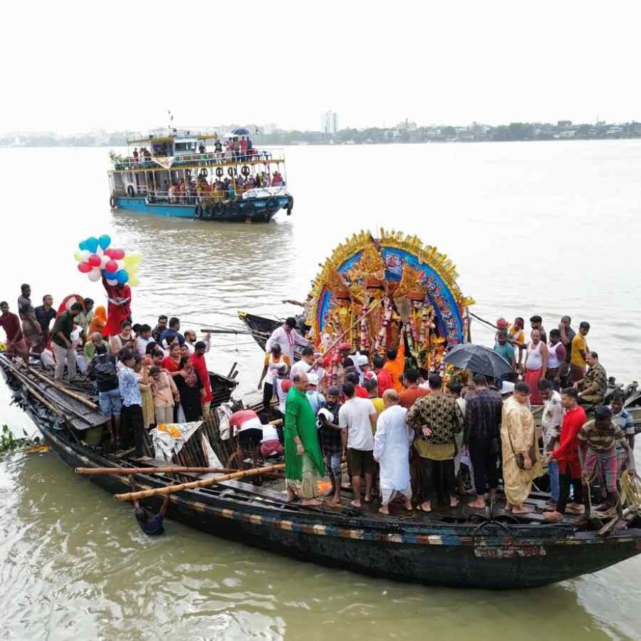 গঙ্গাবক্ষে নৌকায় প্রতিমা।