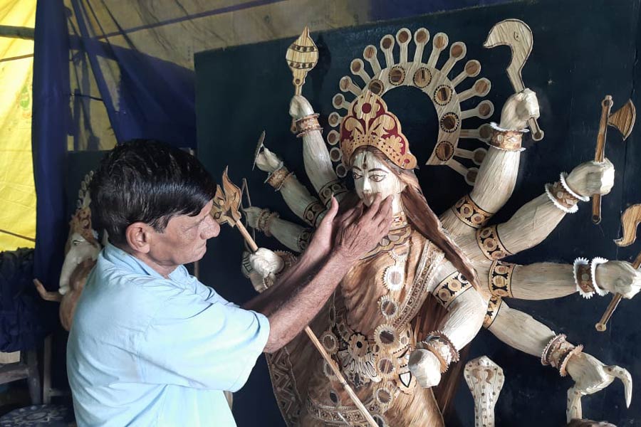 প্রসঙ্গত, মহালয়া থেকে ষষ্ঠী - এই দিনগুলির মধ্যেই প্রতিমার কাজ সম্পূর্ণ করা, মণ্ডপ সজ্জা এবং শেষ মুহূর্তের কেনাকাটা সেরে ফেলা হয়। শহর থেকে গ্রাম — সর্বত্রই পুজোর আমেজ শুরু হয়ে যাবে এই সময় থেকেই।