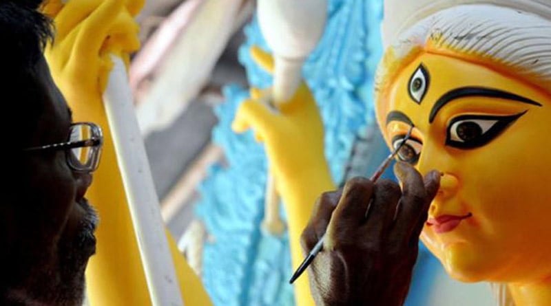 আগামী বছর দেবী দুর্গার বোধনে শারদোৎসবের সূচনা হবে ১৭ অক্টোবর, ষষ্ঠীর দিনে। ওই দিন কল্পারম্ভের মাধ্যমে দেবীর চক্ষুদান এবং বেলগাছের তলায় দেবীর আবাহন ('আমন্ত্রণ ও অধিবাস')-এর মতো গুরুত্বপূর্ণ আচার পালিত হবে।