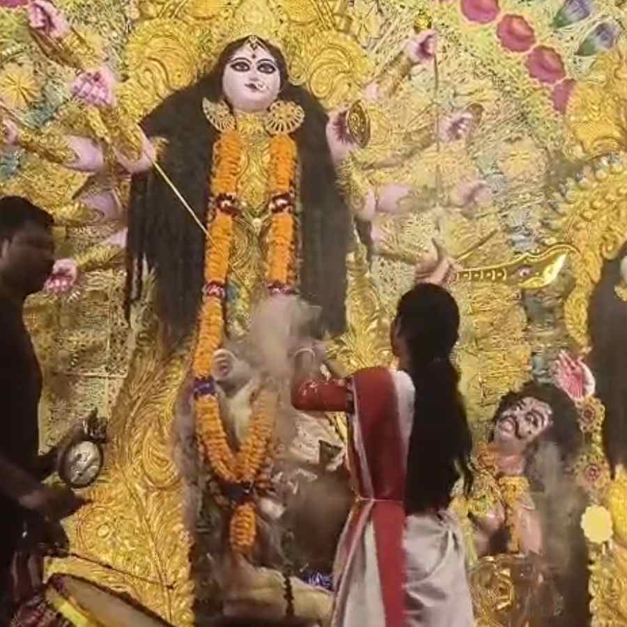 কোলাঘাট সংকেত এবং ছাত্র সংঘের দুর্গাপুজোয় ধুনুচি নাচ।