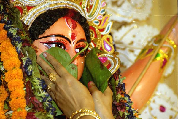 সব শেষে ২১ অক্টোবর পালিত হবে বিজয়া দশমী। ওই দিনে দেবীকে বরণের পরে শুরু হবে সিঁদুর খেলা। মণ্ডপে মণ্ডপে মিষ্টিমুখ করিয়ে বিদায় জানানো হবে উমাকে। 