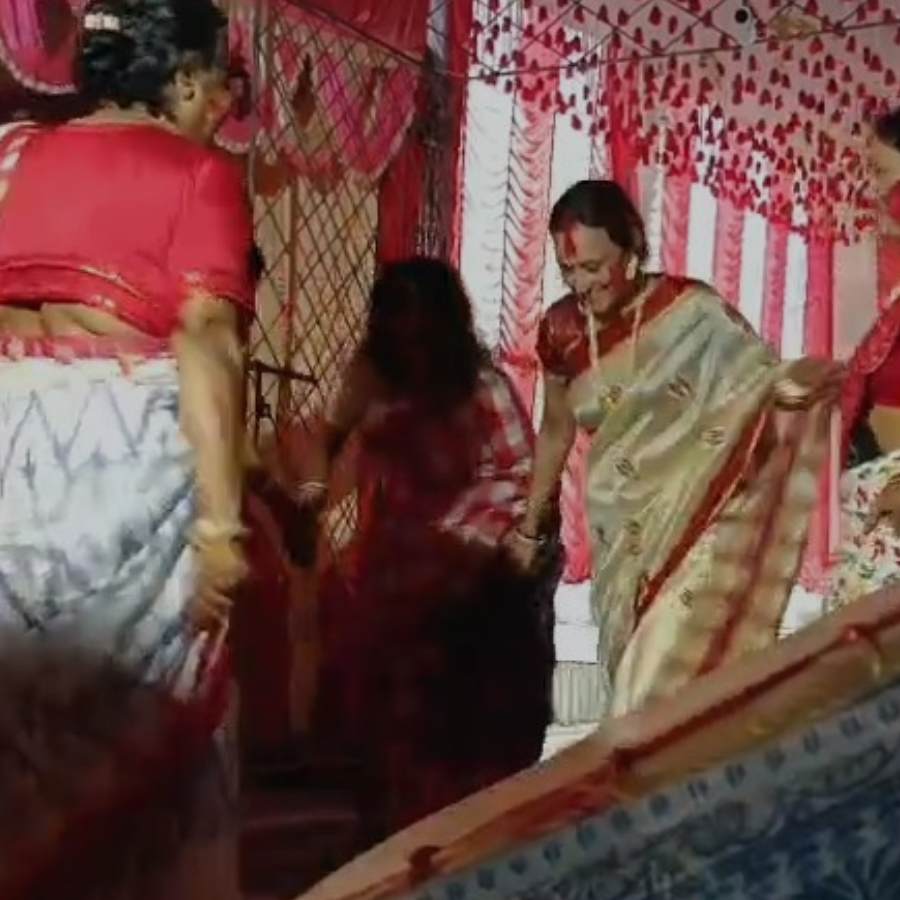 সিঁদুুরখেলা শেষে ঢাকের তালে পা দোলাচ্ছেন মহিলারা।