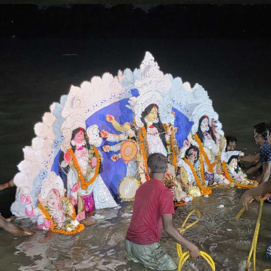 মেদিনীপুরের কাঁসাই নদীর গান্ধী ঘাটে চলছে প্রতিমা নিরঞ্জন।