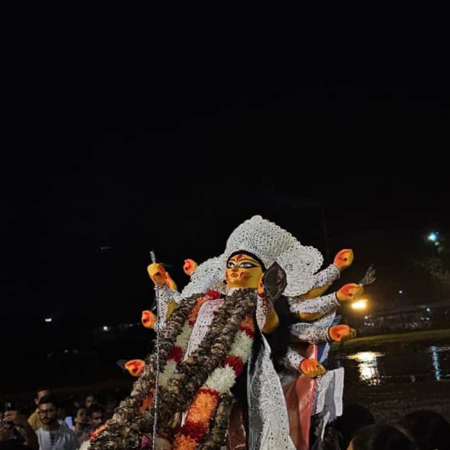 শিলিগুড়ির মহানন্দা নদীর লালমোহন মৌলিক নিরঞ্জন ঘাটে চলছে বিসর্জন পর্ব।