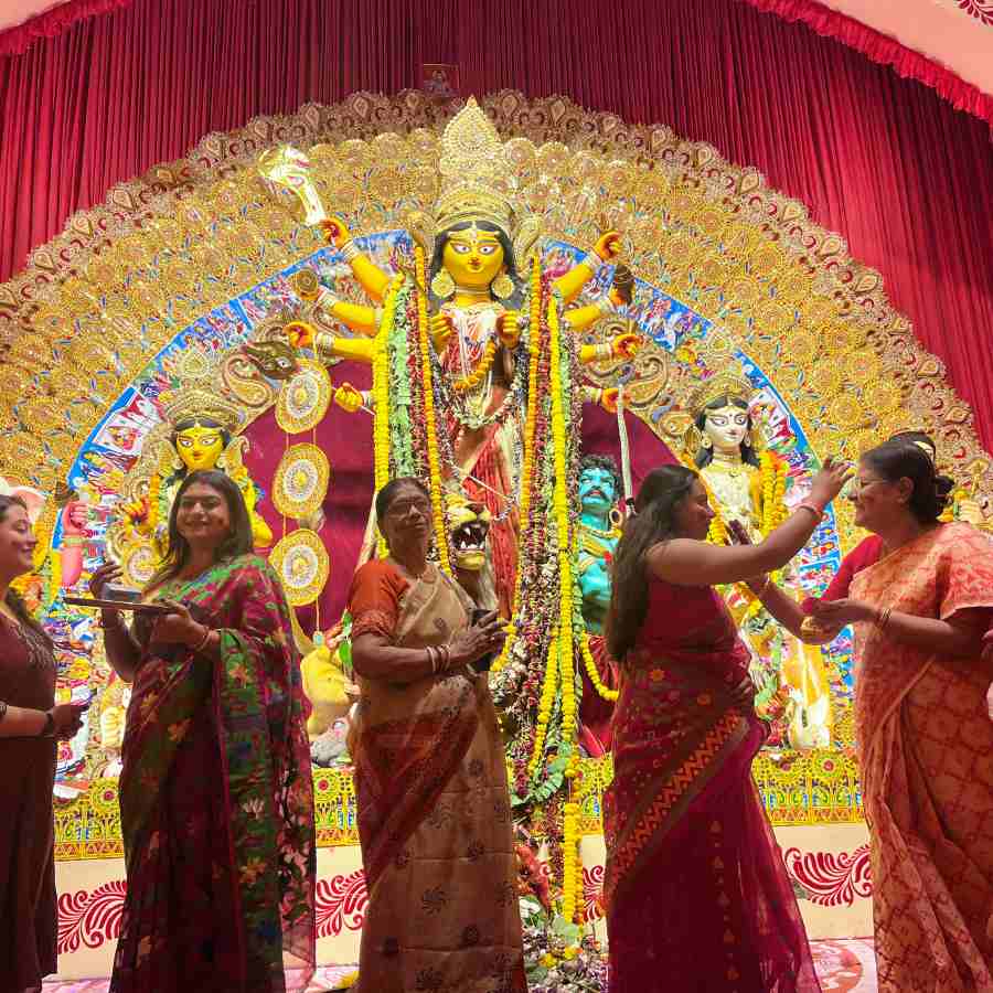 বেহালার যদু ও মিত্র কলোনির পুজোয় সিদুঁরখেলা।