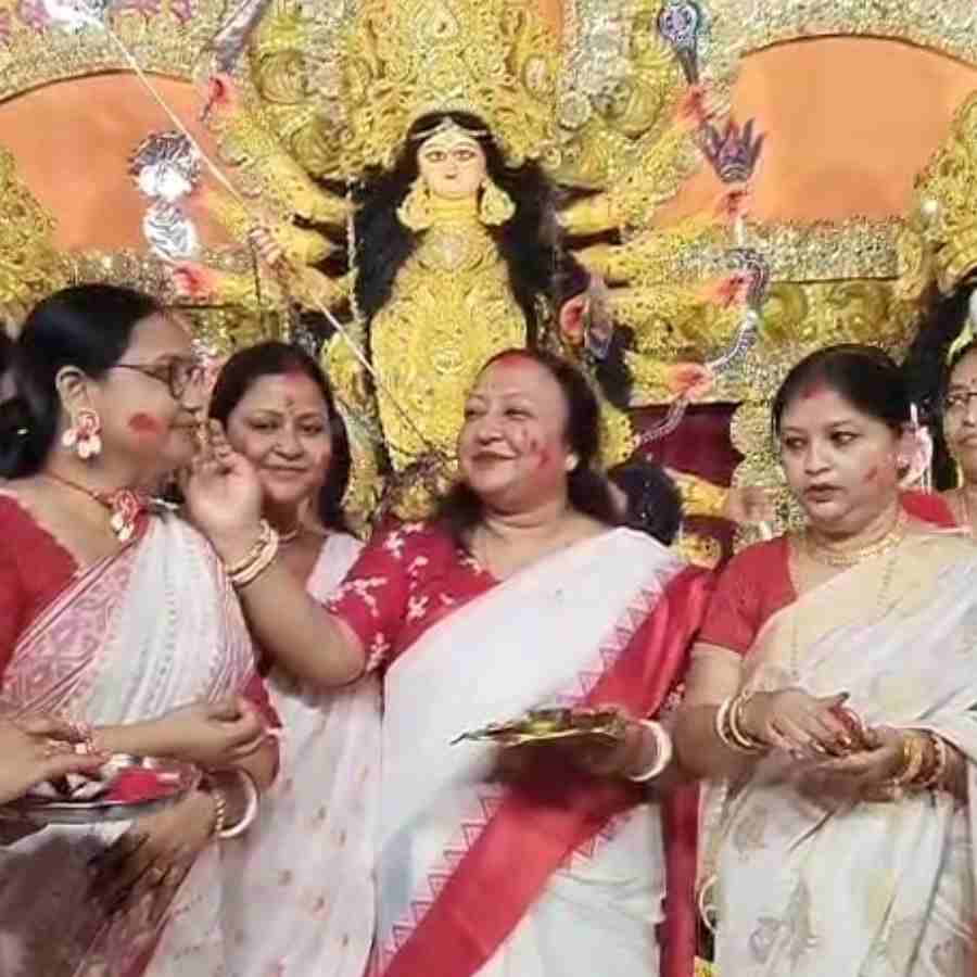 মালদহের মহিলা পরিচালিত শরৎপল্লী সর্বজনীনের পুজোয় সিঁদুরখেলা।