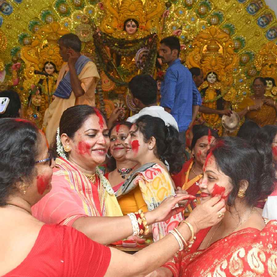 বর্ধমানের খাজা আনোয়ার বেড়ের মহিলা পরিচালিত ‘আমরা সবাই ক্লাব’-এর পুজোয় সিঁদুরখেলা।