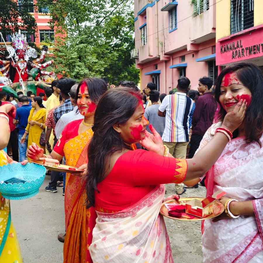 মায়ের বিদায়বেলায় সিঁদুরখেলা কোচবিহারে।