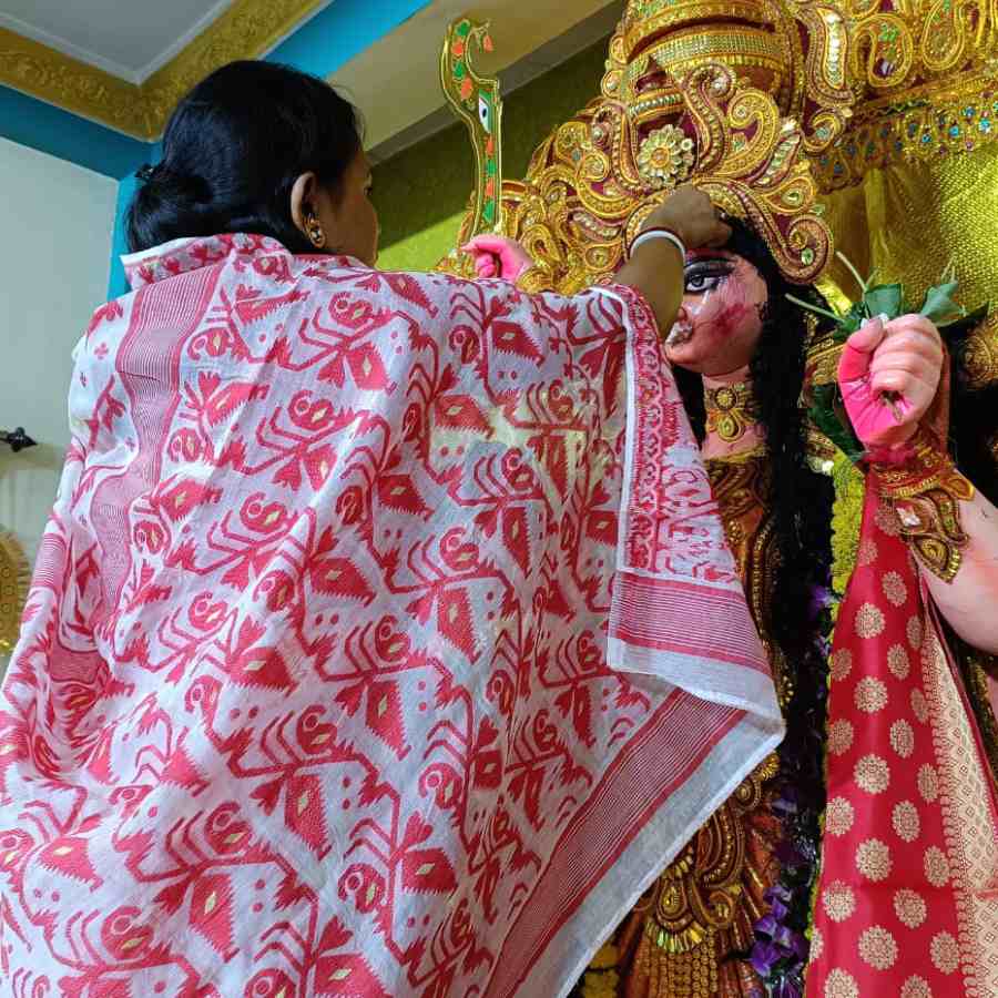 কলকাতার শ্যামসুন্দর পল্লী মহিলা সমিতি পরিচালিত পুজোয় দেবীবরণ।