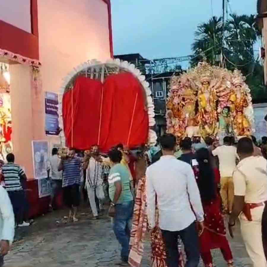 দক্ষিণ ২৪ পরগনার বারুইপুরে চলছে বিসর্জন পর্ব।